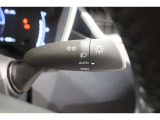 スイッチをオートに設定しておけば、車外の明るさに応じて自動的にヘッドランプを点灯・消灯します。夕暮れ時やトンネルの続く山道などを走行する時に便利なコンライトを装備しています。