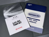 メンテナンスノート、取扱説明書です。 その車の整備記録が事細やかに記録されています。 車が生まれてから今までどのような道を歩んできたのか判るとても重要な物ですよ。