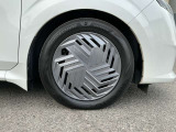 デザインの良い純正フルホイールカバー、タイヤサイズは185/60R16になります