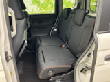 前席は運転席と助手席が並び、中央まわりにも余裕を感じるレイアウトです。窓から光が入り、座った位置から前方や左右の様子を確認しやすい印象。落ち着いた色合いの室内で、毎日の移動を快適に過ごせます。