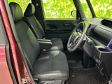 前席はゆったりとした座面とヘッドレストを備え、落ち着いて座れる空間です。窓からの見通しもよく、運転席と助手席それぞれで心地よく過ごせます。