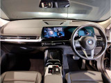 BMWの運転席はドライバーオリエンテッドという構造を採用。ドライバー目線の操作がしやすい設計になっており、ドライブ中にも目線の移動が少なく運転中にも簡単に操作ができます。