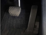 【オルガン式アクセルペダル】 かかとがずれにくく、アクセルペダルがコントロールしやすくなります。また運転時の疲労を軽減し、とっさのときの踏み間違いも起きにくくなります。