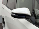 対向車や歩行者が認識しやすいサイドターンランプ付カラードドアミラー