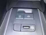 電動パーキングブレーキ&ブレーキホールド☆HOLDスイッチを押しシステムONの状態にしておくことで渋滞や信号待ちなどでブレーキを踏んで停止した時保持してくれる。