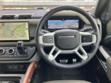 2020年フルモデルチェンジよりデザインに大きく変更が加えられ、より洗練された設計に。グリップしやすい形状は「パフォーマンスSUV」であることを主張します。