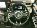 ステアリングには各種スイッチが配置され、運転姿勢を保ちながら手元で装備を扱いやすい仕様です。メーターや周辺装備との位置関係も見渡しやすく、日常の運転をサポートします。