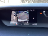 バックギアに入れますとご覧のような画像に自動的に切り替わります。車庫入れ時に役立ちます。