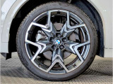 【BMWアロイホイル】軽量かつ強度に拘ったアロイホイル。走行性能ポテンシャルを引き出す設計。車の足元を引き締めてくれる大きなポイントはアロイホイルです。