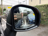 【ブラインドスポットインフォメーション】走行中死角になりやすい自車の斜め後方車両を検知し、ドアミラーに接近を表示!ドライバーへ注意を促すことで運転負荷を軽減する機能です