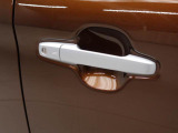 電子カードキーを携帯していれば、フロントドアハンドルのリクエストスイッチに触れるだけでドアを施錠・開錠できます。