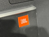【JBLサウンドシステム】メーカーオプションの高品位サウンドシステムを搭載。専用のチューニングが施された大小様々なスピーカーから良質なサウンドが奏でられ、臨場感あふれる音響空間を演出します。