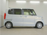 リアには左右スライドドアを採用。狭い駐車場でも開閉しやすく、強風の日でもドアが煽られにくくなっております。小さなお子さまやご年配の方も安心して乗り降りできます。