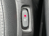 ●フロントシートヒーティング:運転席・助手席共に三段階で調節が可能なシートヒーターを装備しております。季節を問わず快適にご使用いただけます。