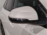 BMWのミラーは車種によって異なりますがレーンチェンジウォーニングが装備されております。詳しくは当店スタッフまでお問い合わせくださいませ。