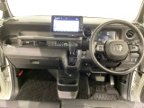 車内は光触媒抗菌消臭施工済です。スタイリッシュなデザインでスポーティなインパネ周りを演出します。グローブボックスやカップホルダーのほかにトレーなどたくさんの収納スペースが付いています。