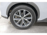 225/55R18タイヤを装備