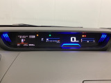 デジタル表示のスピードメーターを大きく配した見やすいメーター部になっています。左側のインフォメーション画面でオドメーターや燃費などの情報を確認できます。