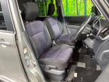 運転席まわりには十分なスペースがあり、大柄な方でもゆったり運転していただける環境です。