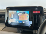 【全方位型モニター】クルマを上空から見下ろしているかのように、直感的に周囲の状況を把握できる全方位型モニター。狭い場所での駐車でも周囲が映像で確認できます。