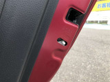 後部座席にはチャイルドロックが付いていています。車内からドアが開かなくなるので、お子様が乗っていても運転に集中できます。