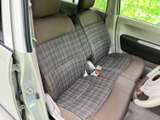 チェック柄を取り入れたシートが車内に親しみやすさを添え、座面と背もたれの配色にもまとまりがあります。前席は視界を確保しやすく、乗り降りの際も座席まわりを確認しやすい空間です。