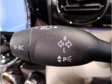 MINIの内装はとにかく『円』に拘ったデザインコンセプトが一目で伝わってきます。これほど円形に拘った車は他に御座いません。伝統のデザイン、トグルスイッチなど遊び心のある内装で御座います。