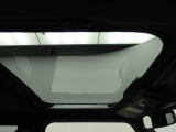 ガラスルーフ搭載で車内の解放感が一気にアップ!開放的なドライブをお楽しみいただけます