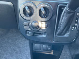 マニュアルエアコンです。運転席シートヒーターのスイッチが付いています。