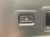 「キーを携帯」「車両電源OFF」「すべてのドアが閉まっている」これらの条件を満たす時にリアゲートロックスイッチを押しゲートを閉めると、すべてのドア、リアゲート、給油口が施錠されます。