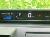 速度やシフト位置など、運転に必要な情報をひと目で確認しやすい表示です。複数の情報が見やすくまとめられており、走行中も視線の移動を抑えながら状況を把握するのに役立ちます。