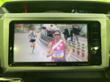 画面上でテレビ映像を確認でき、停車中の休憩時間などに視聴を楽しめます。表示内容が見やすく、車内で過ごすひとときをより快適にしてくれる装備です。