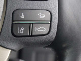 レーダークルーズコントロール(全車速追従機能付)が装備されています。高速道路で定速走行だけでなく、0km/hから約100km/hの広い範囲で先行車との車間距離を適切に保ちながら追従走行ができます。