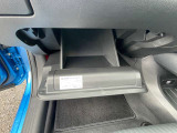 グローブボックスの他にも収納をご用意してます。車内をスッキリ見せることができます。