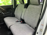前席は身体を預けやすい形状で、布地の落ち着いた色合いが車内になじみます。ドア側の窓から外の様子を確かめやすく、日常の移動も快適に過ごせます。