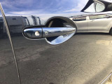 スマートキーを所持している状態でロックボタンを押すと、車両すべてのドアの解錠や施錠を行うことが出来ます。