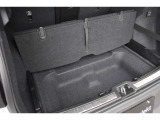 ラゲッジスペース床面を跳ね上げると、買い物したお荷物などを下げるグロサリーバックホルダーを装備