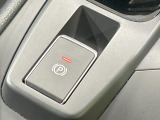 【電動パーキングブレーキ】パーキングブレーキは便利な電動式!ボタン一つで操作でき、アクセルを踏めば自動で解除されます♪レバーやペダルが無いので運転席廻りもすっきりしますね♪