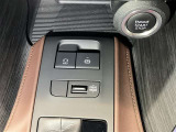 電動パーキングブレーキ&ブレーキホールド☆HOLDスイッチを押しシステムONの状態にしておくことで渋滞や信号待ちなどでブレーキを踏んで停止した時保持してくれる。