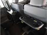 【後席用テーブル】ドリンクホルダーが付いた折りたたみ式のパーソナルテーブルです。運転席・助手席のシートバックに装備しているパーソナルテーブルです。