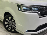 【LEDヘッドライト】悪天候や夜間走行時も良好な視界を確保し安心して運転できる高輝度LEDヘッドライトを装備!点灯速度が早く、消費電力も抑えられています。