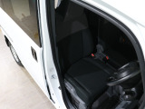 程よい硬さとホールド性が高いシートで長時間運転も快適です。