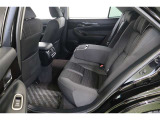 足元やヘッドクリアランスが広々として快適に過ごせる後部座席です。運転席と助手席のシートバックには車内に散らかりがちな細々としたものやタブレット、雑誌等の収納に便利なポケットを備えています。