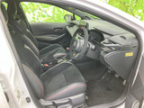 運転席まわりは視界が広く、シートに腰掛けた際も前方や周囲を確認しやすい配置です。ブラック基調に赤いステッチを添え、清潔感のある空間に仕上がっています。