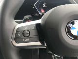 【アクティブクルーズコントロール】一定速度での巡航はもちろん、前方の車両との距離を一定に保ちながら自動で加減速を行います。BMWは車両停止までの制御が可能となりますので、渋滞時には大変嬉しい機能です。