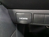 HDMI入力端子を装備しており、スマホやタブレットの映像を車内モニターへ高画質で映し出せます。家族でのドライブ中の動画視聴にも便利な装備です。