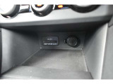 USB充電口が2つとソケット電源が1つございます