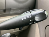 レバーには矢印やライトの表示があり、必要な操作を確認しやすい仕様です。運転席から手の届く位置にまとまり、日常の走行時にも扱いやすさに配慮されています。