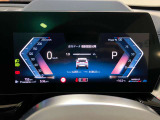 カーブドディスプレイ:メーターパネルからナビ画面を一枚の曲面のディスプレイにする事で、人間工学に基づいたタッチコントールが可能、コックピットのスイッチ類を極力減らし、よりシンプルなインテリアデザインに