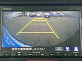 後方の様子を画面で確認でき、駐車時の周囲確認をサポートします。ガイド線も表示されるため、車庫入れや駐車スペースへの出し入れに便利。目視確認と併せて活用いただけます。
